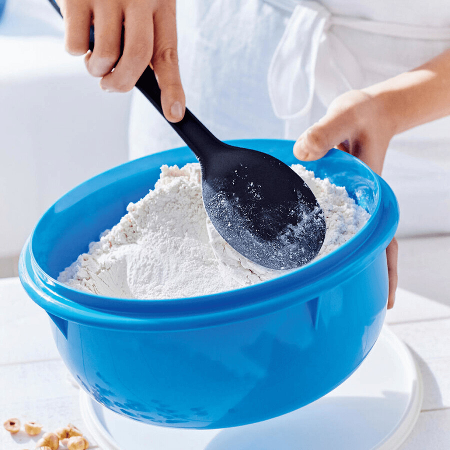 simple spoon czarny kolor pozwala ukryć potencjalne plamy a rączka simple spoon ma inny kolor co ułatwia jej identyfikację w kuchennych szufladach.