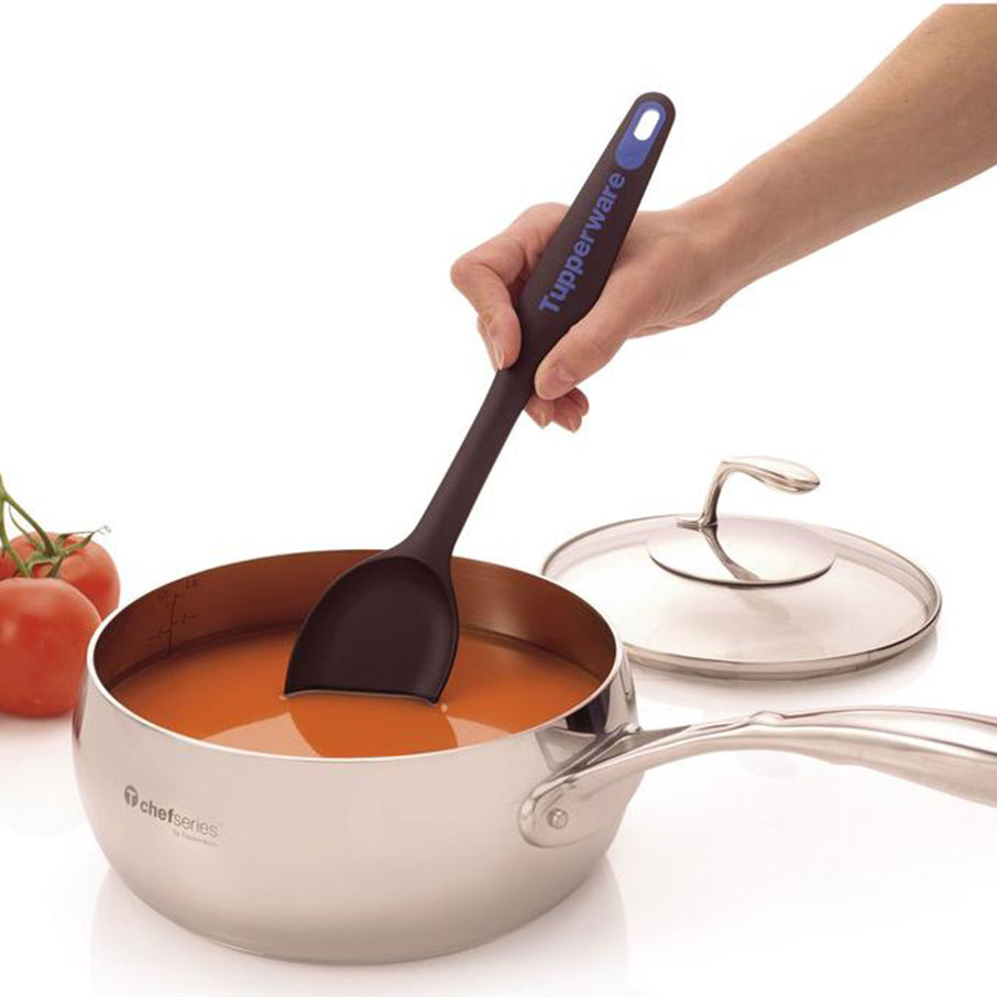 simple spoon czarny kolor pozwala ukryć potencjalne plamy a rączka simple spoon ma inny kolor co ułatwia jej identyfikację w kuchennych szufladach.