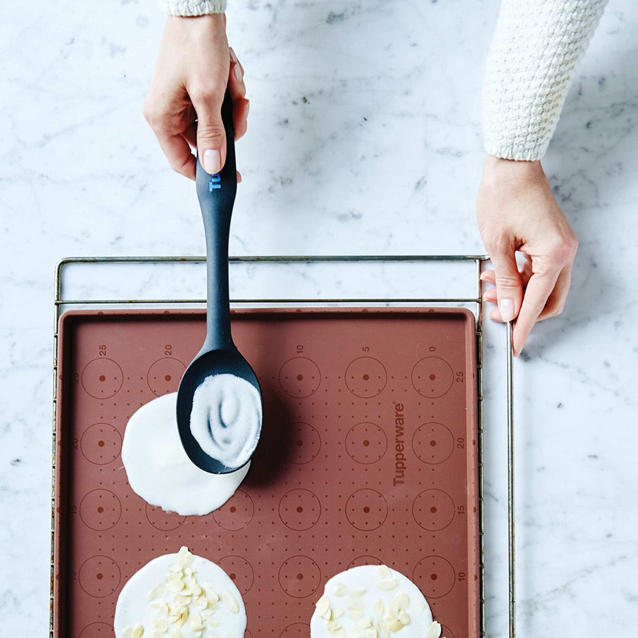simple spoon czarny kolor pozwala ukryć potencjalne plamy a rączka simple spoon ma inny kolor co ułatwia jej identyfikację w kuchennych szufladach.
